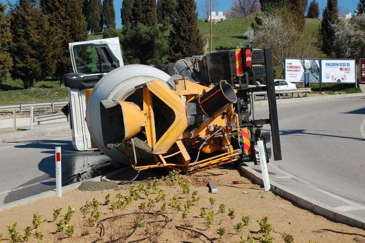 Beton mikseri devrildi, sürücüyü emniyet kemeri kurtardı G2