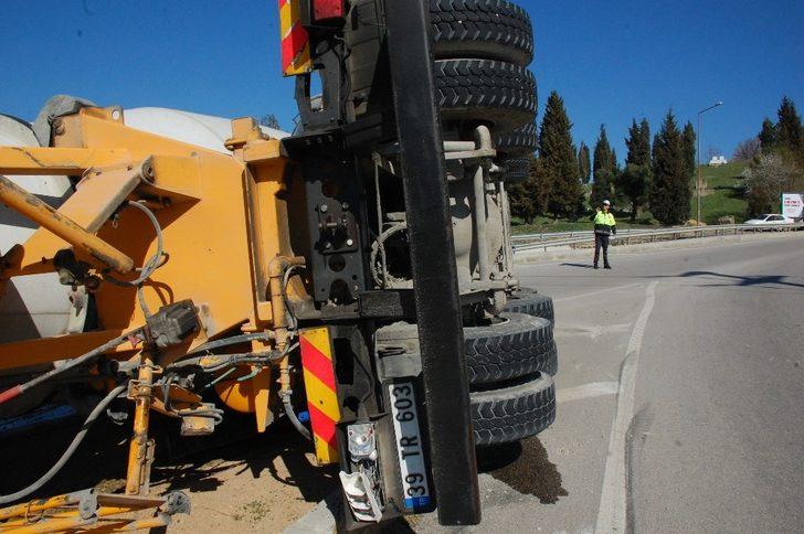 Beton mikseri devrildi, sürücüyü emniyet kemeri kurtardı G3