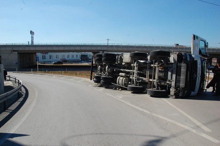 Beton mikseri devrildi, sürücüyü emniyet kemeri kurtardı G4