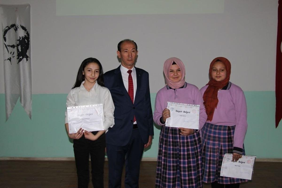 &Ouml;ğrencilere başarı belgeleri protokol tarafından verildi