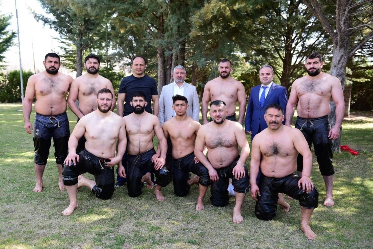 Başkan Aşgın, pehlivanlara kispet hediye etti