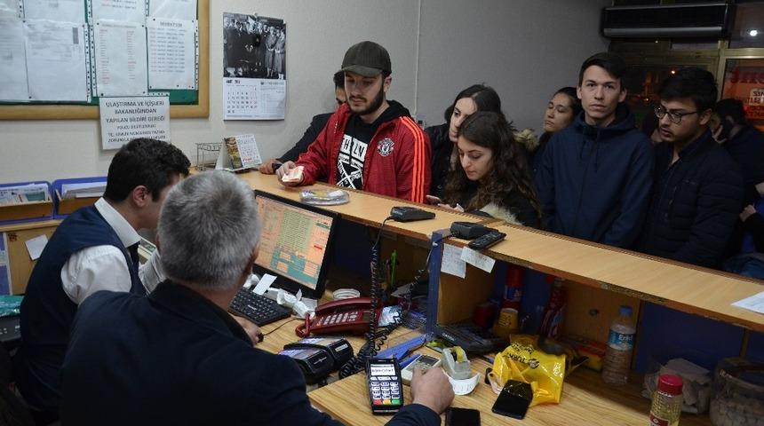 Demirci otogarında öğrenci yoğunluğu