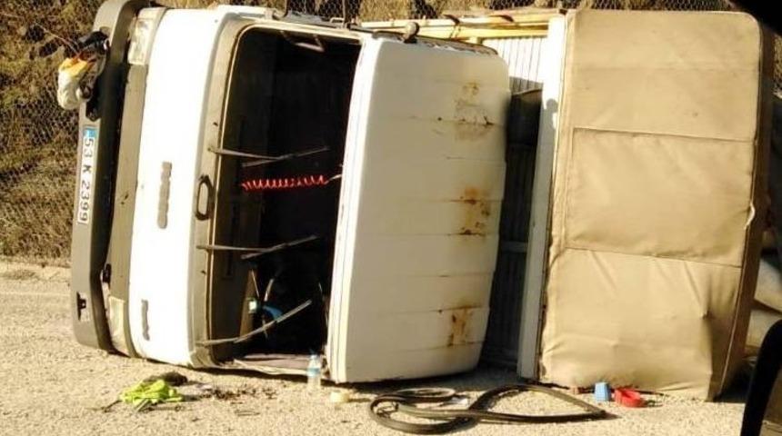 Tekstil malzemesi y&uuml;kl&uuml; kamyon devrildi