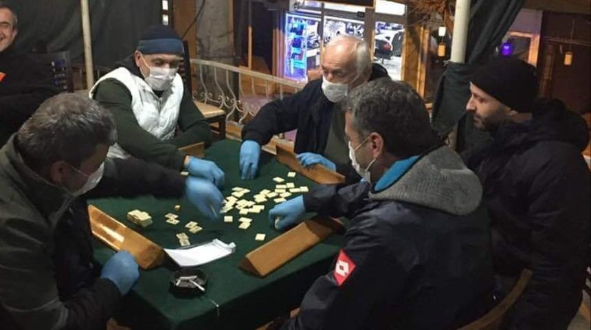 Koronavir&uuml;s tehlikesi durdurmadı, maskeli eldivenli okey oynadılar
