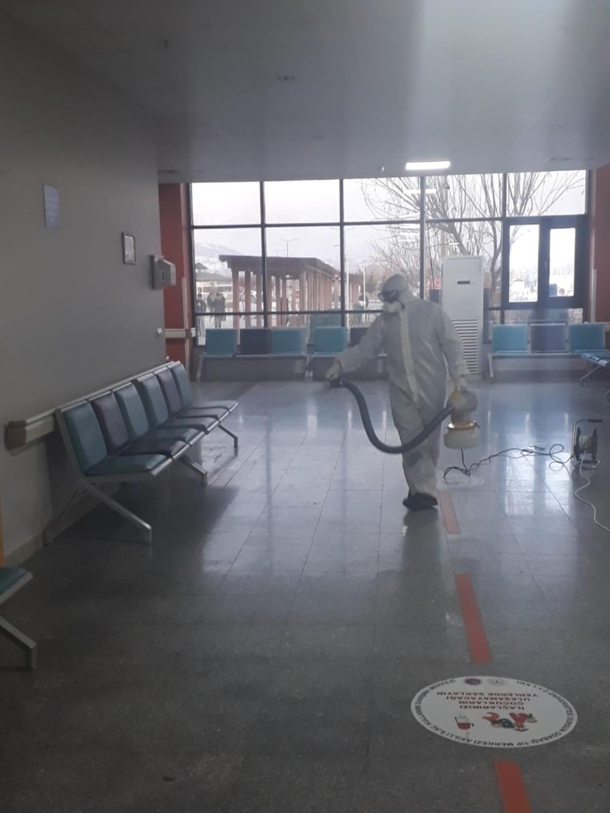 Van YY&Uuml; Dursun Odabaş Tıp Merkezinden g&uuml;nl&uuml;k dezenfeksiyon işlemleri