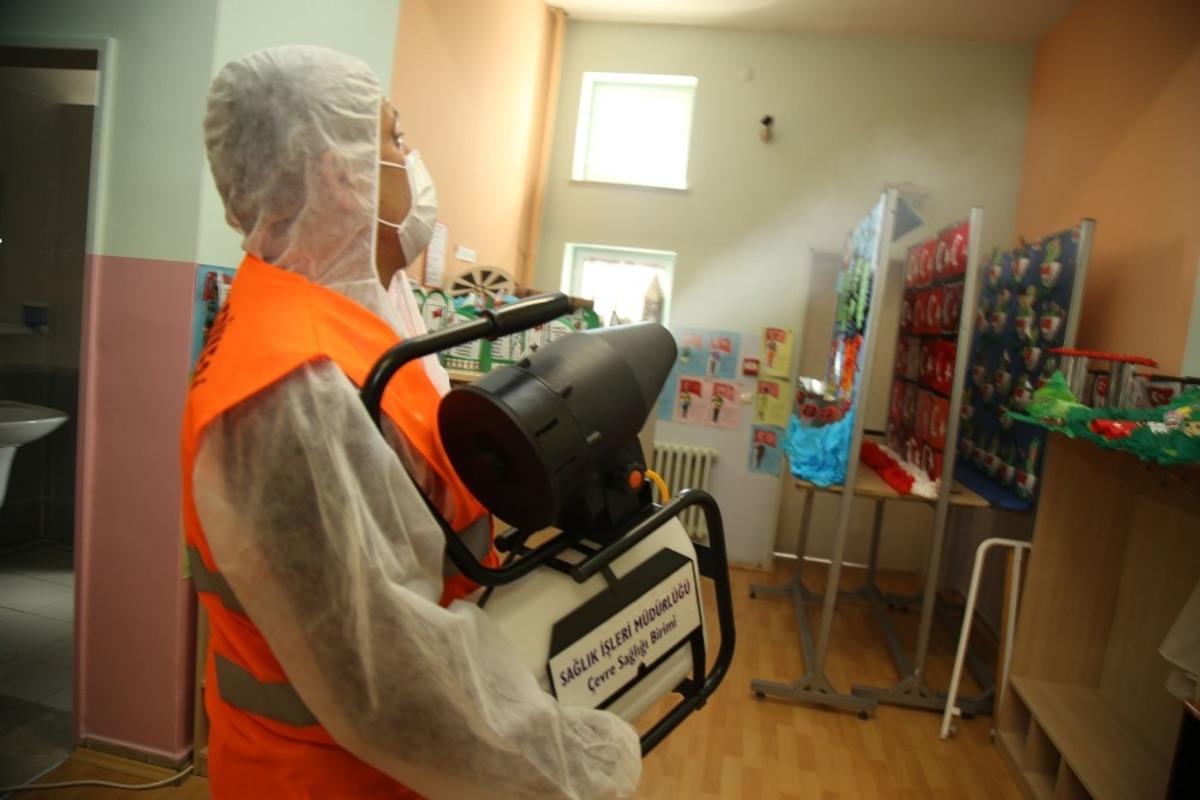 G&ouml;lbaşı Belediyesi korona vir&uuml;se karşı okulları dezenfekte ediyor