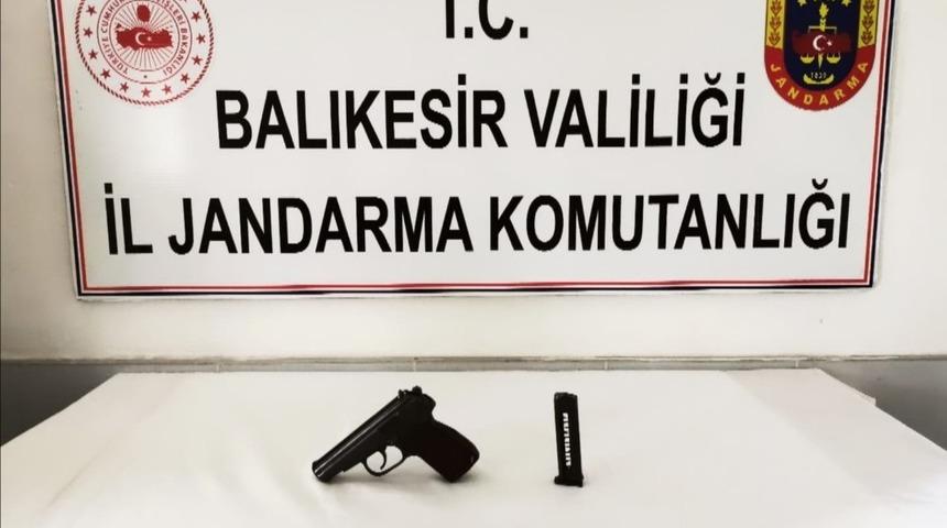 Jandarma ekiplerini g&ouml;r&uuml;nce silahını tarlaya attı
