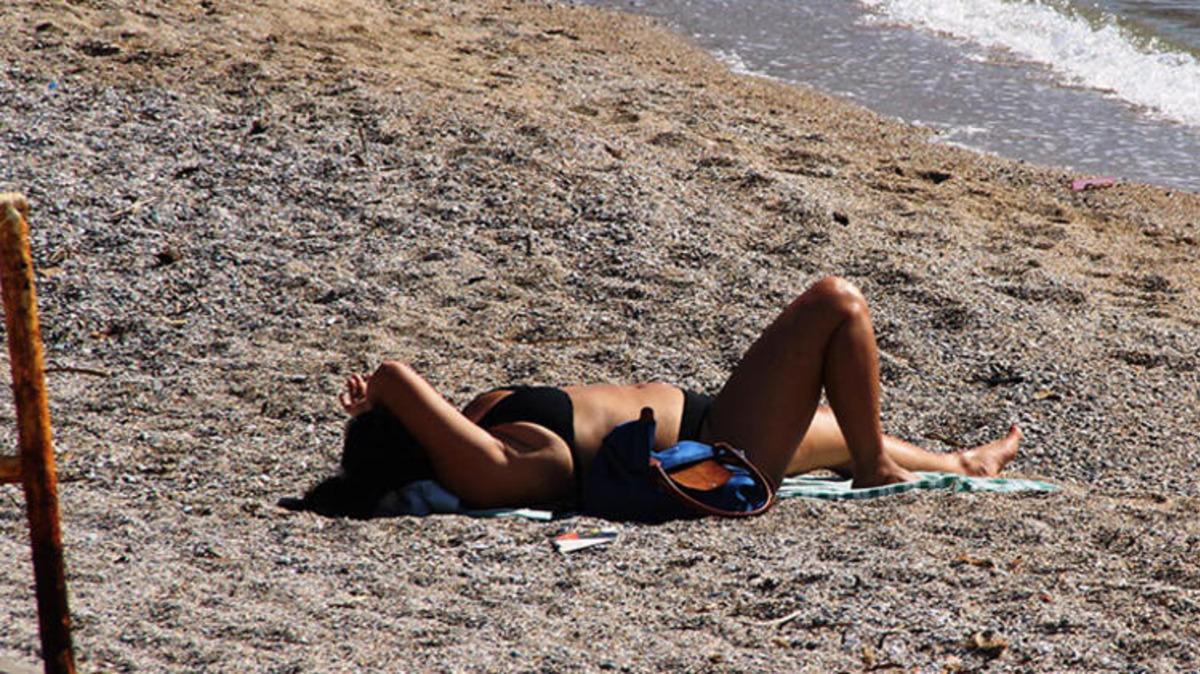 Koronavir&uuml;se aldırış etmeden denizin tadını &ccedil;ıkardılar!