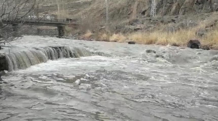 Kars Çayı taşmaya başladı
