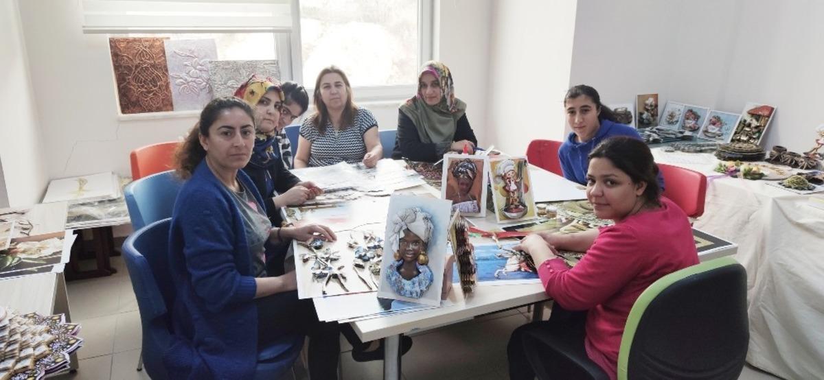 Ev hanımları, &uuml;&ccedil; boyutlu r&ouml;lyef sanatıyla bir &ccedil;ok eser &uuml;retti