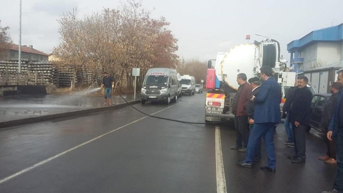 Akyaka&rsquo;da caddeler yıkanıyor