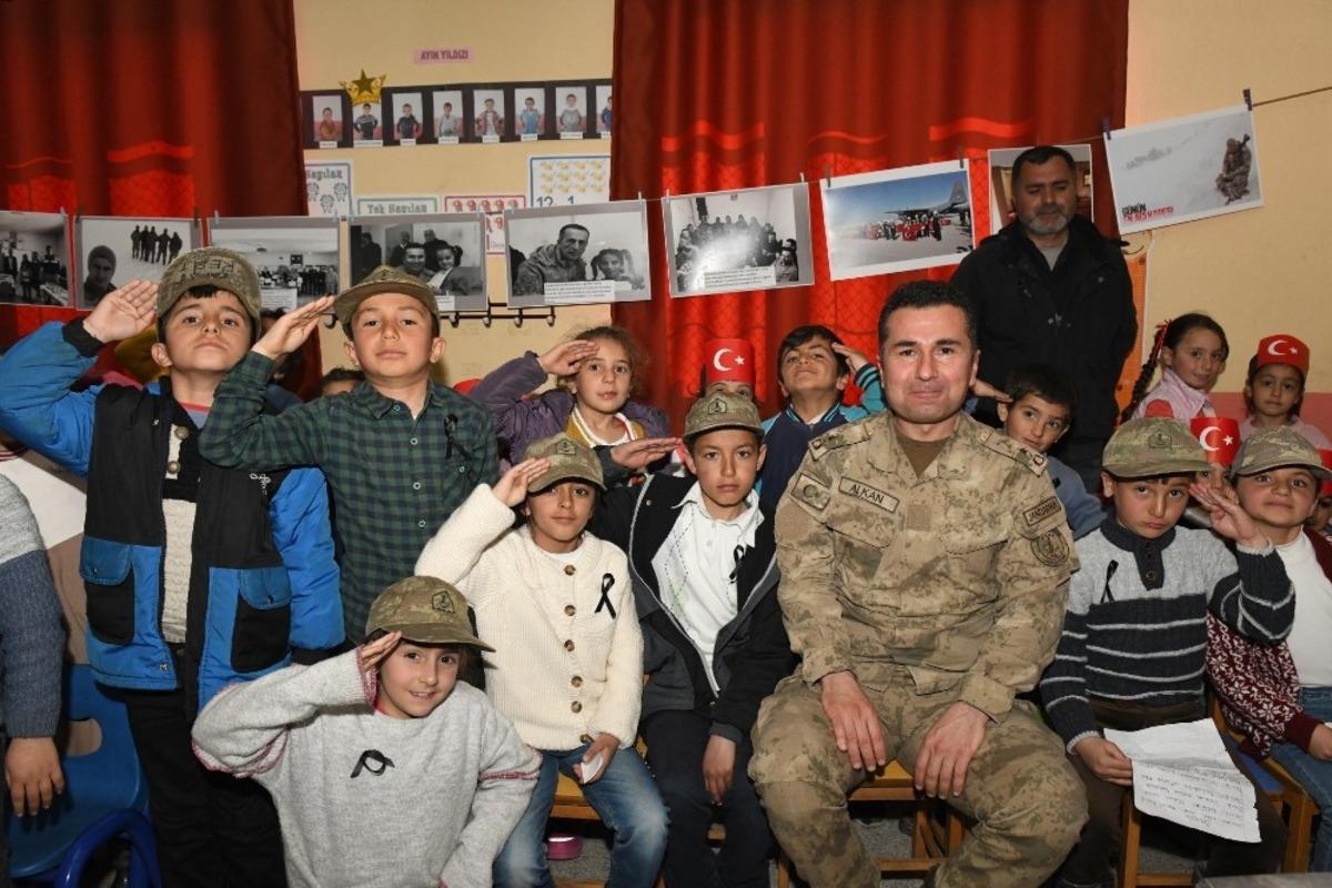 &Ouml;ğrencilerden Bah&ccedil;esaray şehitleri i&ccedil;in resim sergisi