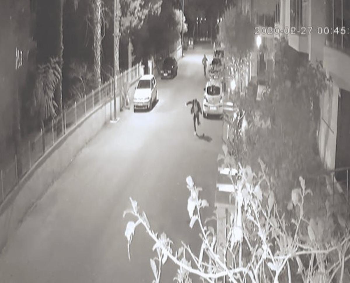 Ka&ccedil;an ş&uuml;phelinin bek&ccedil;i tarafından vurulma anı kameralara yansıdı