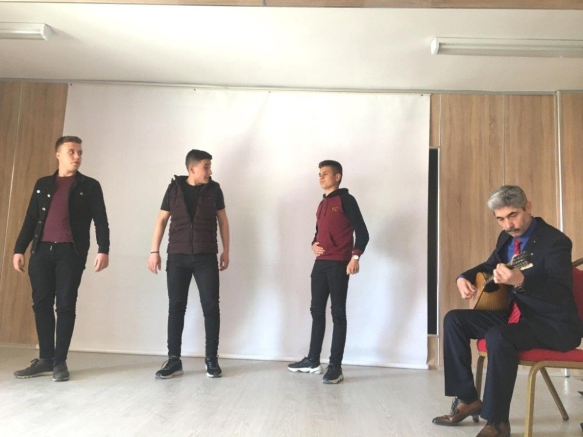 K&uuml;tahyalı sanat&ccedil;ı Zeynel Sağ &ouml;ğrencilerle buluştu