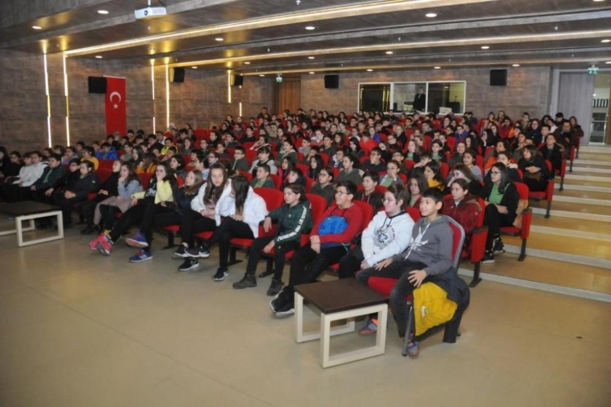 Gen&ccedil;ler i&ccedil;in teknoloji ve yapay zeka seminerleri başladı