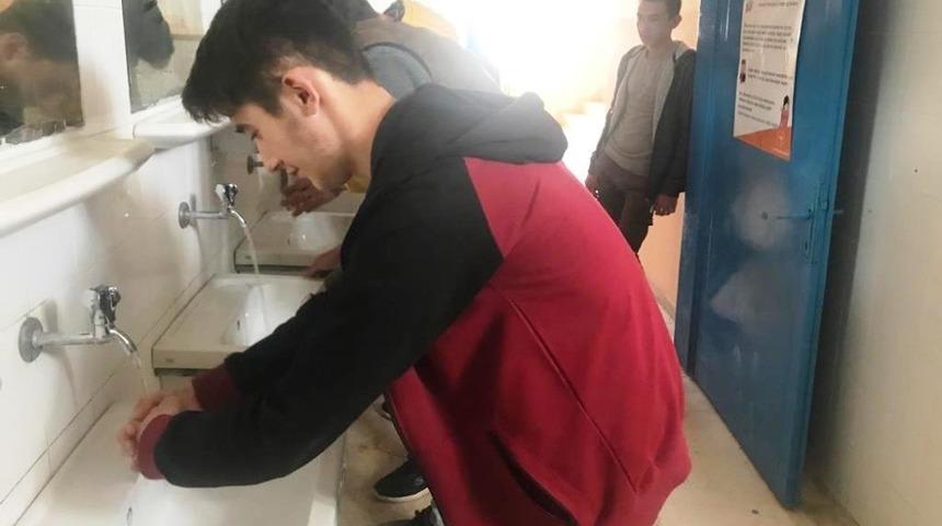 Lisede Korona virüs için "Suya Sabuna Daha Çok Dokunalım" etkinliği