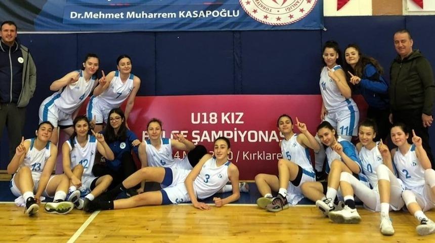 İzmit&rsquo;e kupayı U-18&rsquo;li kızlar getirdi