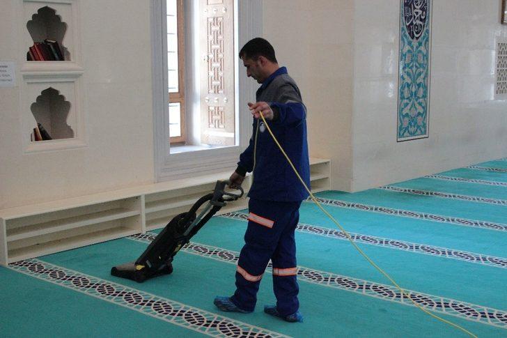 Melike Hatun Camii virüs tehlikesine karşı dezenfekte edildi G3
