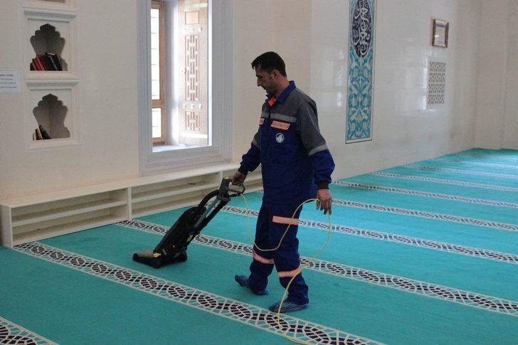 Melike Hatun Camii virüs tehlikesine karşı dezenfekte edildi G4