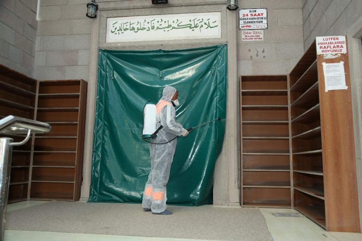 G&ouml;lbaşı&rsquo;da camiler dezenfekte edildi