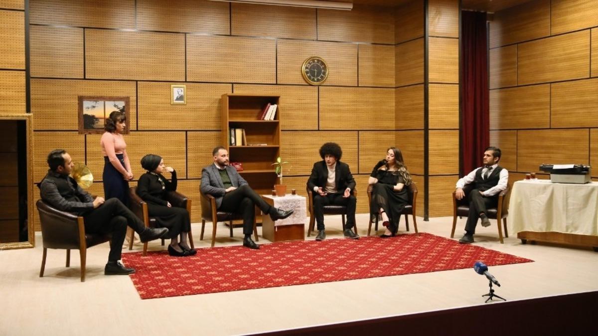 Eğitim Fak&uuml;ltesi &ouml;ğrencileri Necip Fazıl Kısak&uuml;rek&rsquo;in eserini sahneledi