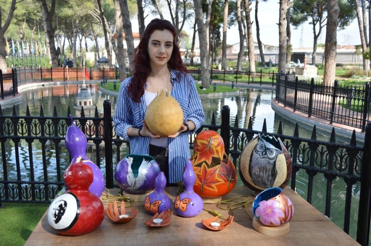 &Uuml;niversiteli &ouml;ğrenci su kabağına hayat veriyor