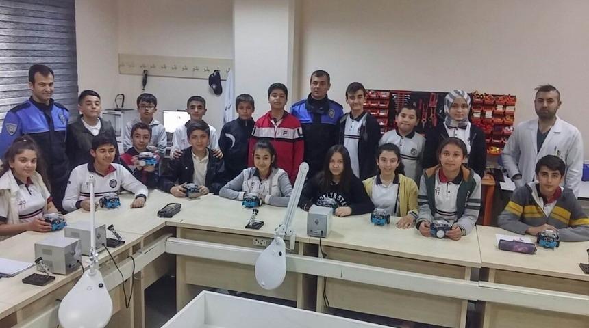 Polislerden 17 &ouml;ğrenciye robotik kodlama kursu