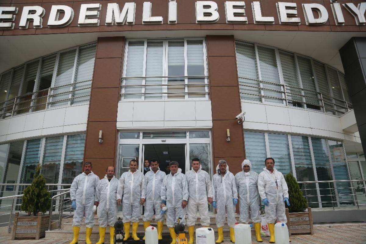 Erdemli&rsquo;de &rsquo;koronavir&uuml;s&rsquo; tedbirleri s&uuml;r&uuml;yor