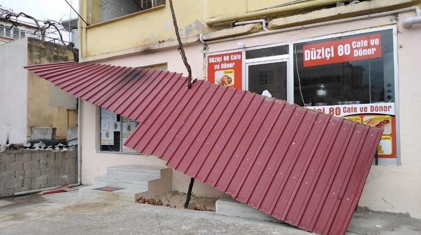 Düziçi’nde fırtına çatıları uçurdu