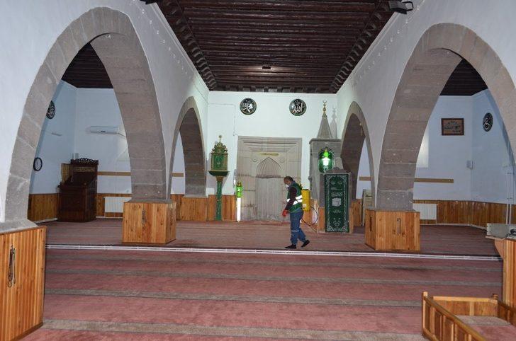 Bünyan Belediyesi Cuma namazı öncesi camileri dezenfekte etti G4