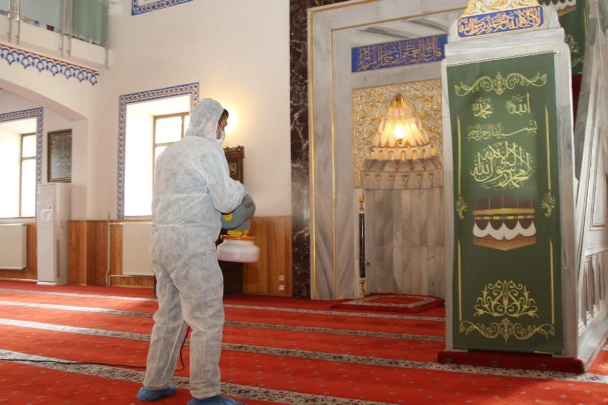 Hacılar&rsquo;da Cuma Namazı &ouml;ncesi cami dezenfeksiyonu