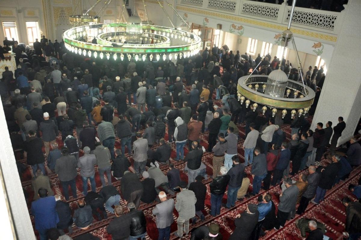 Korona&rsquo;ya rağmen cuma namazında saflar doldu