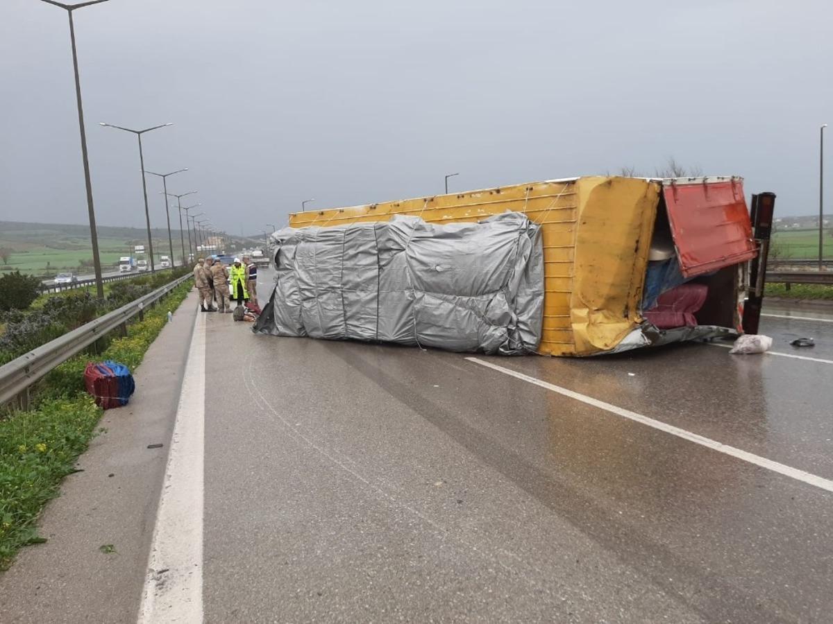 Kamyon otoyolda devrildi: 3 yaralı