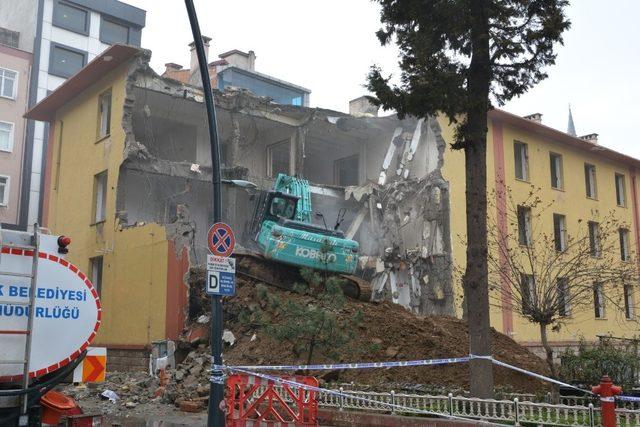 Bulancak’ta yeni belediye binası ve kent meydanı projesi kapsamında eski hükümet konağı binasının yıkımına başlandı