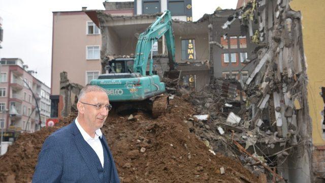 Bulancak’ta yeni belediye binası ve kent meydanı projesi kapsamında eski hükümet konağı binasının yıkımına başlandı