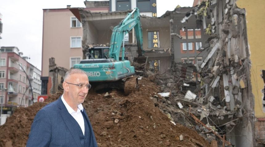 Bulancak&rsquo;ta yeni belediye binası ve kent meydanı projesi kapsamında eski h&uuml;k&uuml;met konağı binasının yıkımına başlandı