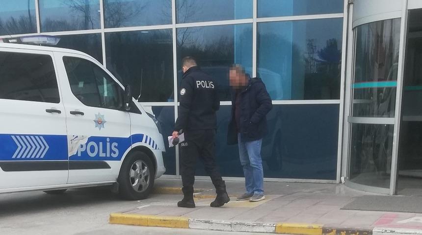 &Ccedil;ocuğuna ila&ccedil; yazmayan doktora demir &ccedil;ubukla saldırdı