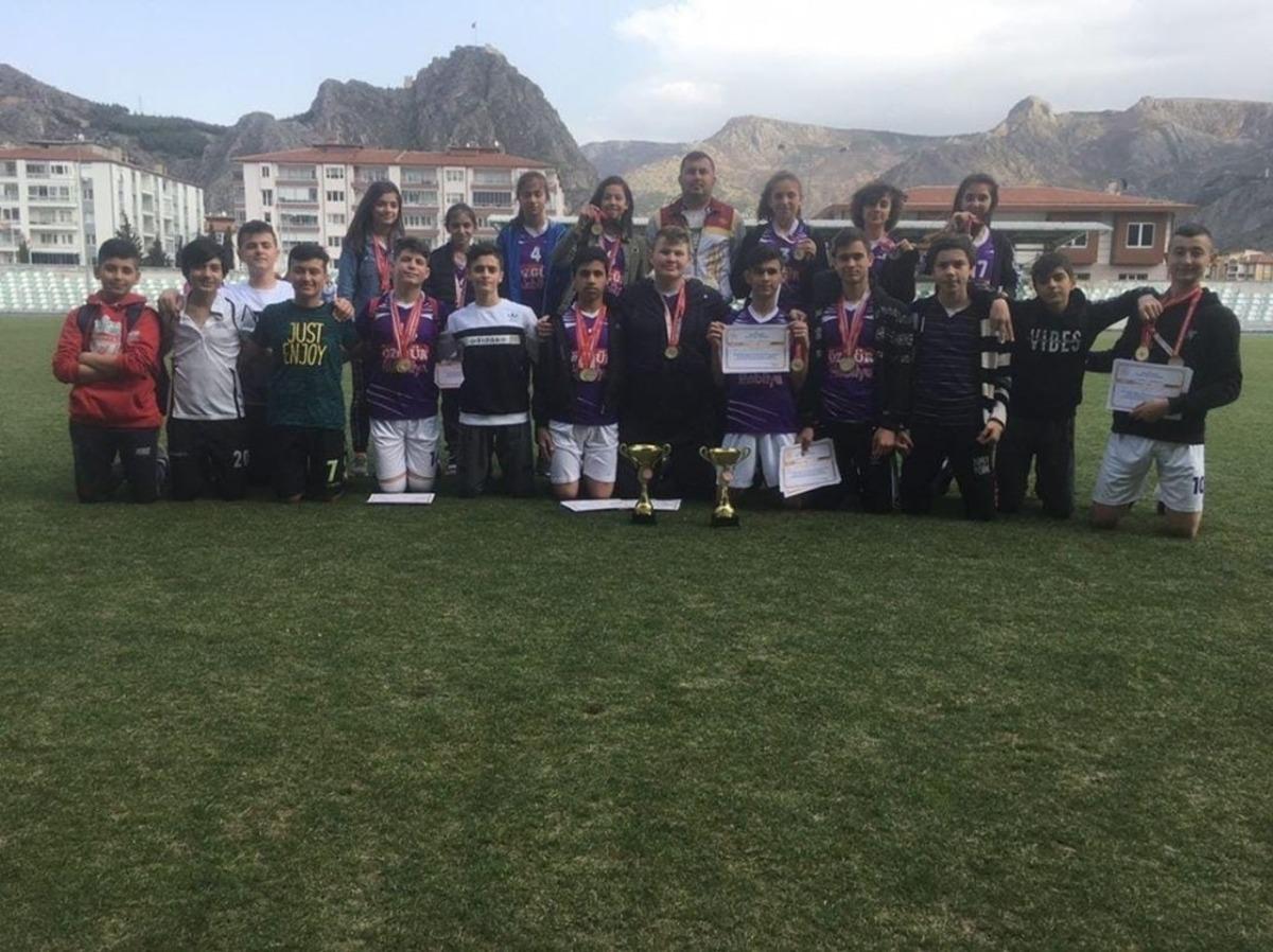 Taşova Atat&uuml;rk Ortaokulu atletizme damga vurdu