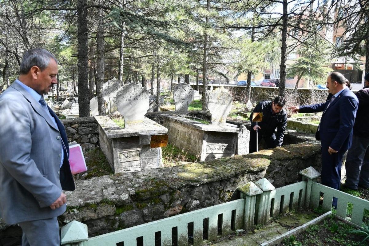Mezarlıkta Osmanlıca yazılı mezar taşları T&uuml;rk&ccedil;e&rsquo;ye terc&uuml;me edildi