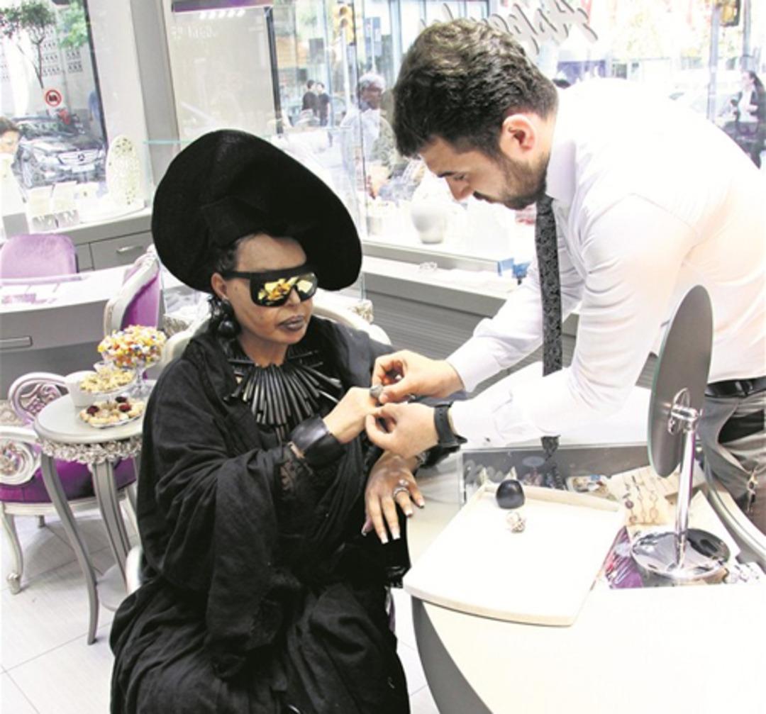 B&uuml;lent Ersoy matem kıyafetini &ccedil;ıkarmıyor