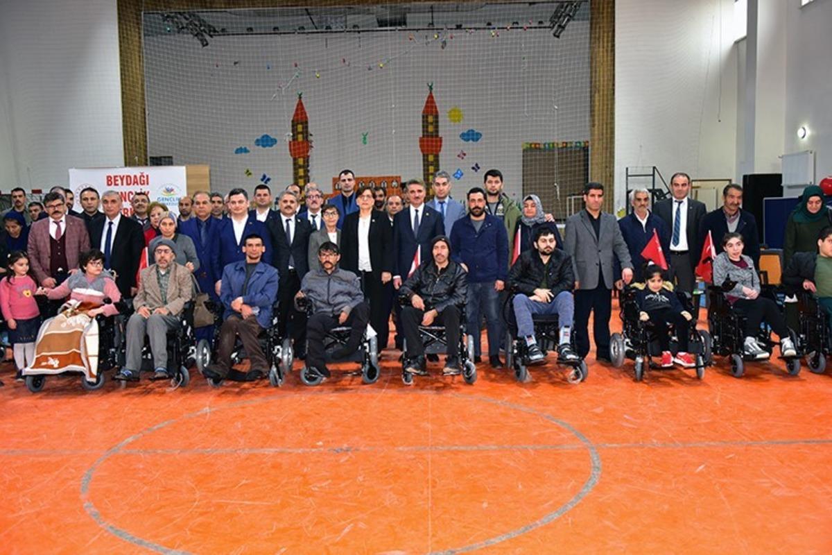 Depremden etkilenenlere ak&uuml;l&uuml; sandalyeler t&ouml;renle teslim edildi