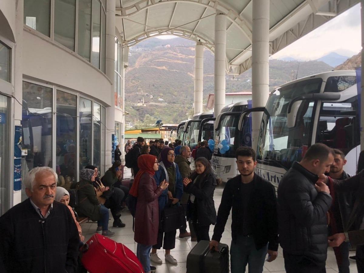 Artvin&rsquo;de &ouml;ğrenciler otob&uuml;s terminallerine akın etti