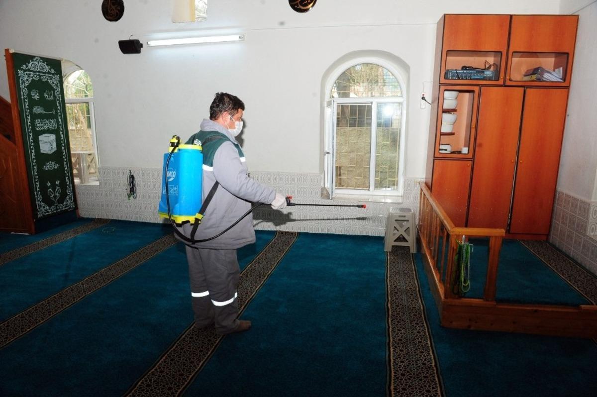 Kemer&rsquo;de camiler ve duraklar temizleniyor