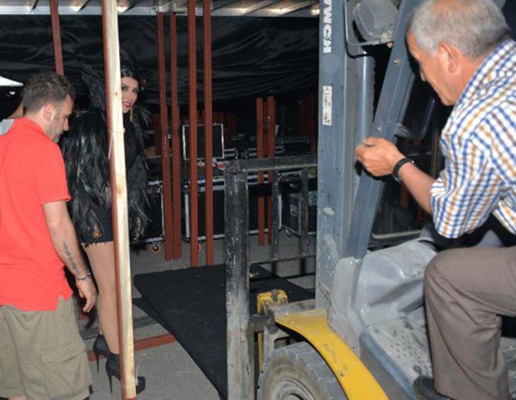 Hande Yener sahneye 'forklift'le çıktı G1