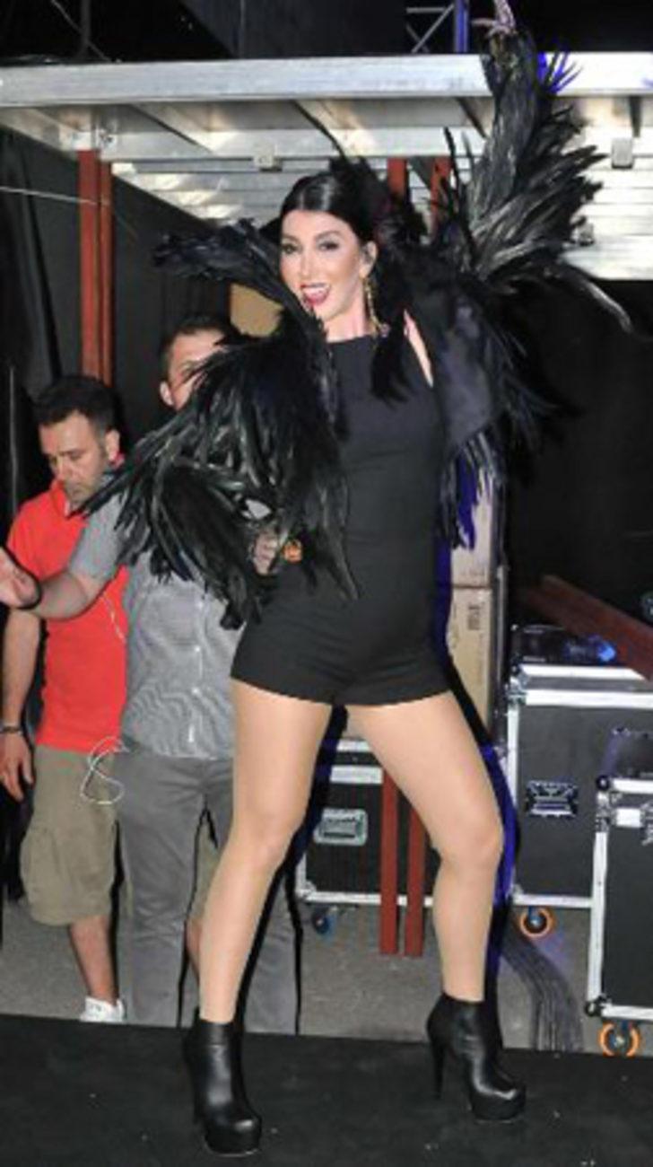 Hande Yener sahneye 'forklift'le çıktı G2