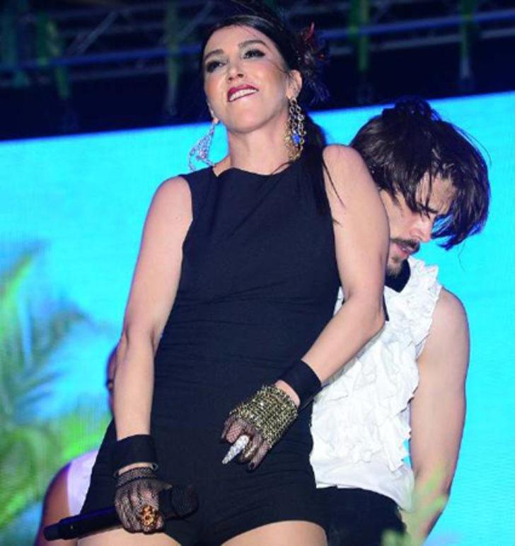 Hande Yener sahneye 'forklift'le çıktı G3