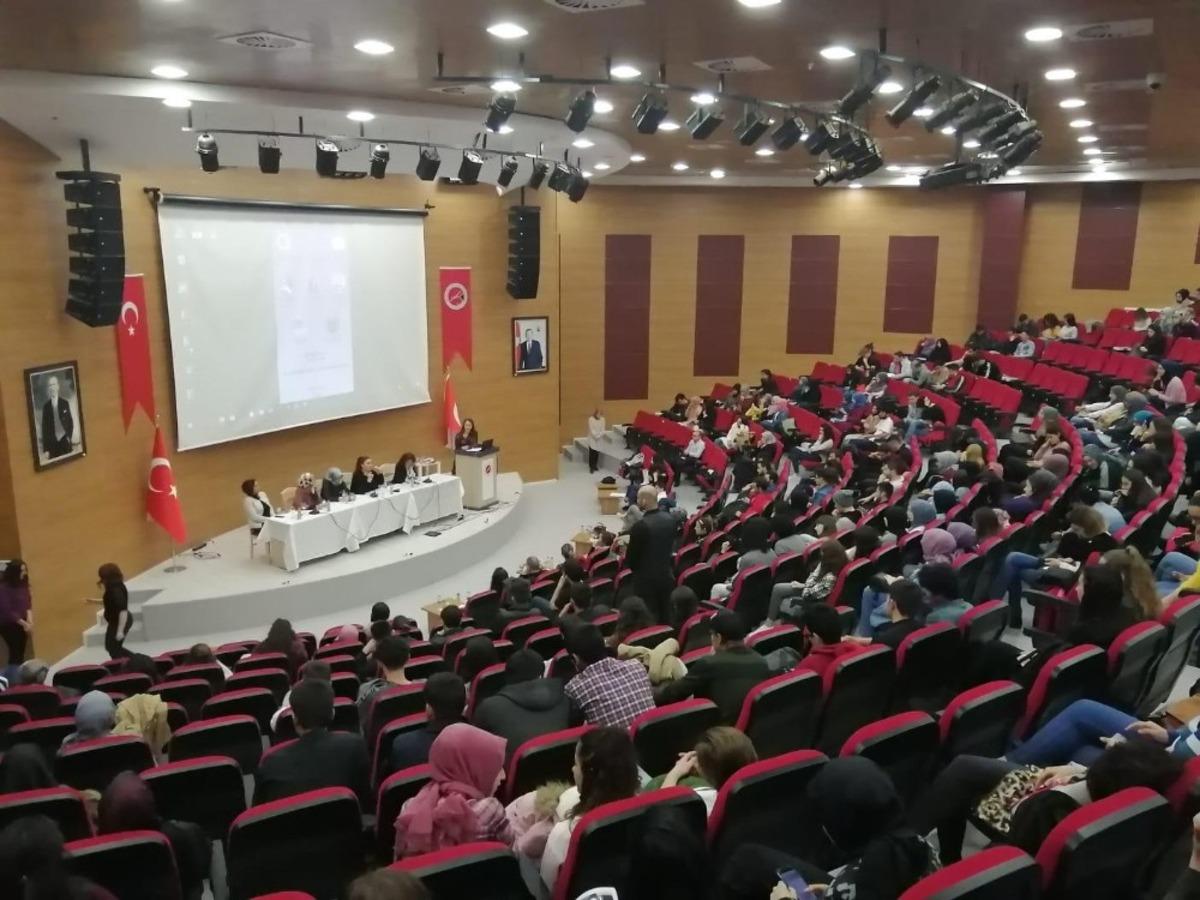 Kadın girişimcilerin, &uuml;niversite &ouml;ğrencileriyle bir araya geldi