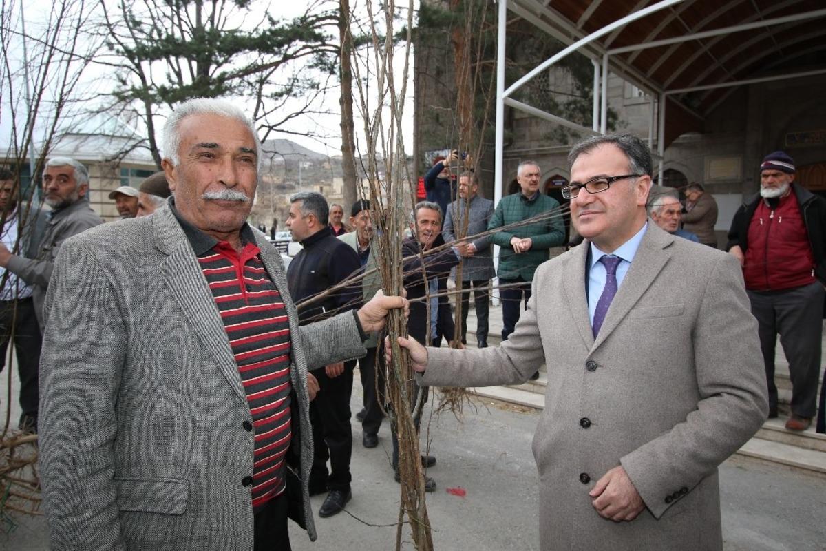 Hacılar Belediyesi&rsquo;nden meyve fidanı dağıtımı