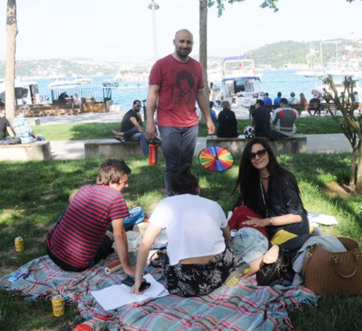 Ünlü çift piknik keyfi yaptı G2