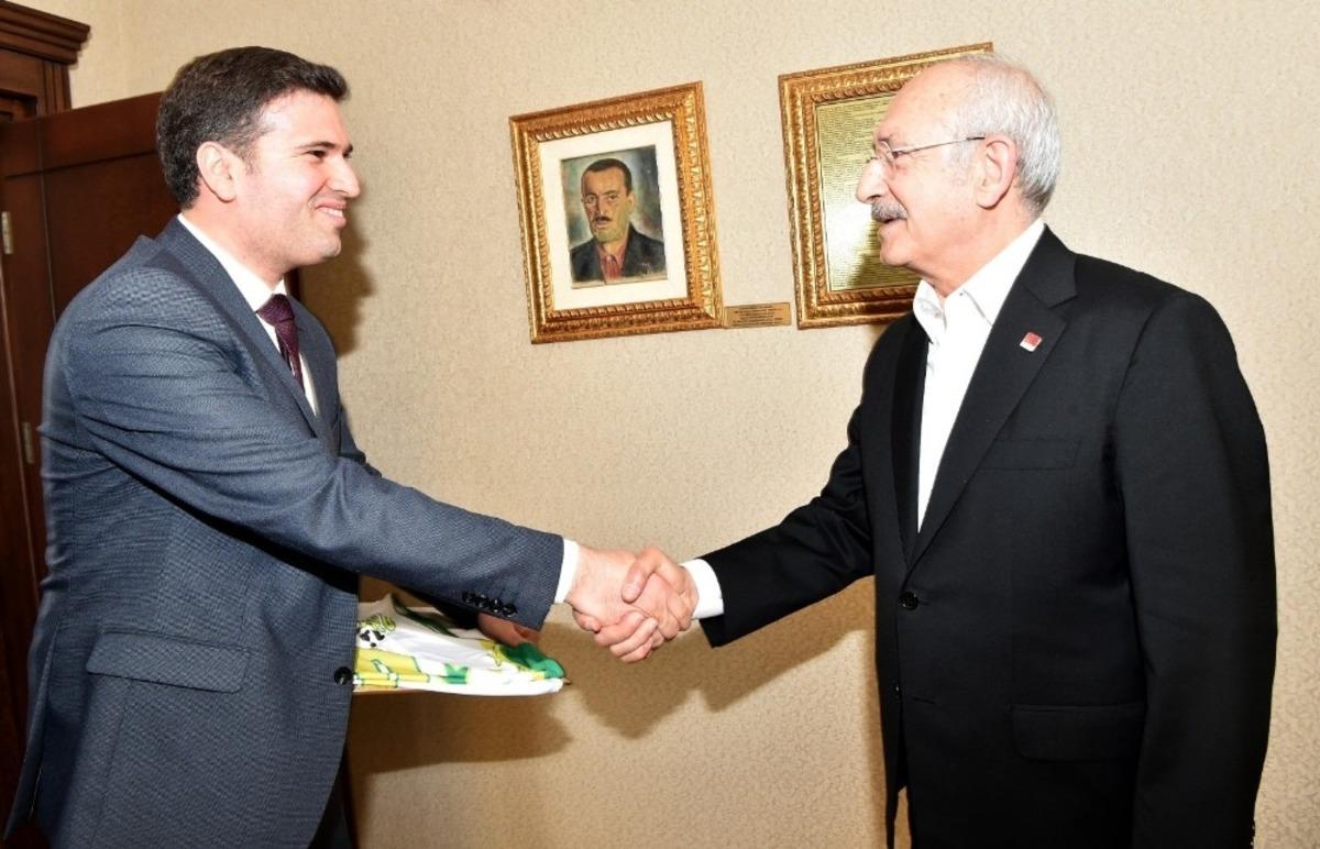 Kılı&ccedil;daroğlu&rsquo;na Edremit G&uuml;respor forması hediye edildi